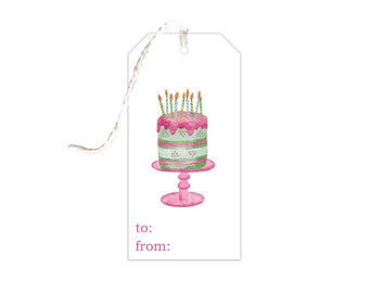 Puede incluir: Una etiqueta de regalo blanca con un pastel de cumpleaños rosa y verde con velas sobre un soporte rosa. La etiqueta tiene las palabras "a:" y "de:" impresas en ella.