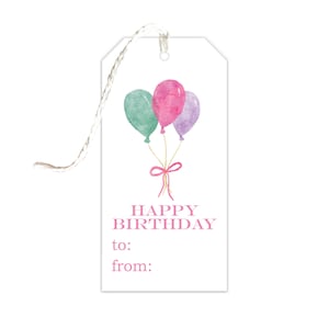 Może przedstawiać: Biała etykieta prezentowa z akwarelową ilustracją trzech balonów w kolorze różowym, zielonym i fioletowym. Etykieta zawiera napis "Happy Birthday" w różowym kolorze i ma puste linie dla "do:" i "od:".