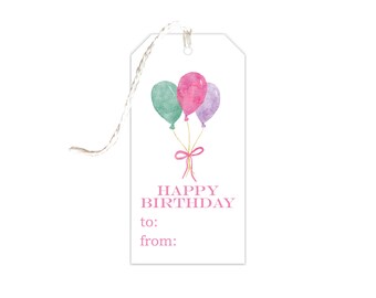 Puede incluir: Una etiqueta de regalo blanca con una ilustración de acuarela de tres globos en rosa, verde y morado. La etiqueta dice "Feliz cumpleaños" en letras rosas y tiene líneas en blanco para "a:" y "de:".