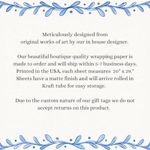 Puede incluir: Papel blanco con texto, enmarcado por un borde floral azul. El texto describe papel de regalo de calidad boutique, hecho a pedido, impreso en EE. UU., con dimensiones de 50,8 cm x 73,7 cm. Tiene un acabado mate y se enrolla en un tubo Kraft.