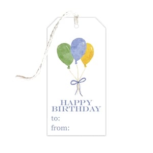 Może przedstawiać: Biała etykieta prezentowa z akwarelową ilustracją trzech balonów w kolorze niebieskim, zielonym i żółtym. Etykieta zawiera napis "Happy Birthday" z pustymi liniami na "do:" i "od:"