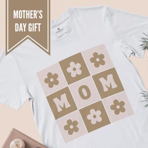 Mom Checkers Design T-Shirt – Cute Mother’s Day Gift, Minimalist Graphic Tee for Moms. Beige Design.
