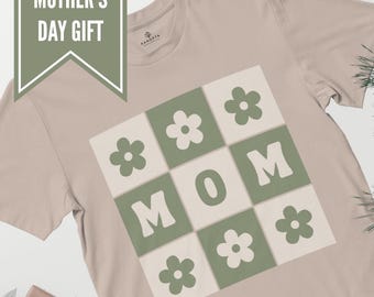 Mom Checkers Design T-Shirt – Cute Mother’s Day Gift, Minimalist Graphic Tee for Moms. Green Design.
