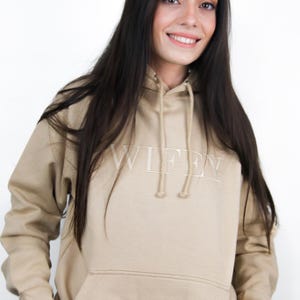 Benutzerdefinierte Wifey gestickter Unkraut Hoodie, personalisierte Brautparty, Braut Sweatshirt, Verlobungskleidung, Frau Pullover