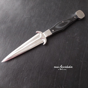 Navaja plegable artesanal estilo Cinquedea renacentista, con guarda plegable, hoja de acero N690 con muesca personalizada y empuñadura de G10. Pieza única.