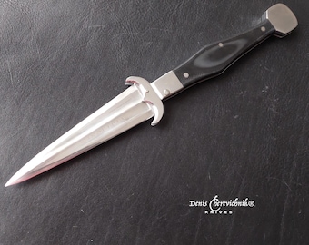 Navaja plegable artesanal estilo Cinquedea renacentista, con guarda plegable, hoja de acero N690 con muesca personalizada y empuñadura de G10. Pieza única.