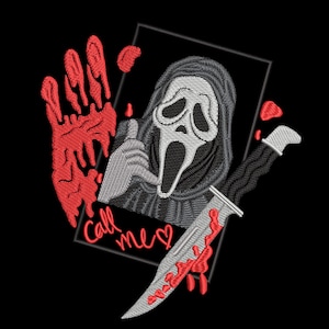 Könnte beinhalten: Gesticktes Design mit der Ghostface-Maske aus der Scream-Filmreihe. Das Design umfasst einen blutigen Handabdruck, ein Messer mit Blut und den Text "Call me". Das Design befindet sich auf schwarzem Hintergrund.
