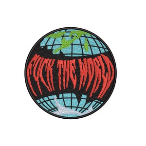 Puede incluir: Parche bordado con un diseño de globo terráqueo y las palabras "FUCK THE WORLD" en letras rojas estilizadas. El globo tiene un fondo negro con continentes azules y verdes y un borde blanco.