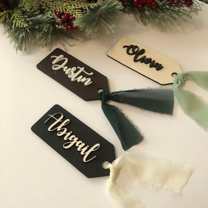 Etiquetas de nombre de madera / Etiqueta de media personalizada / Tarjetas de lugar / Regalo para ella / Tarjeta de lugar de boda / Etiqueta de dama de honor / Etiqueta de Navidad personalizada