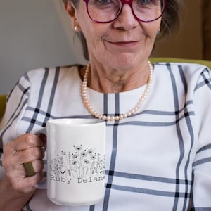 Gepersonaliseerde verjaardagsmok bloemen: gepersonaliseerd koffiekopje