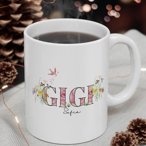 Personalisierte GIGI Blumentasse: Elegantes Oma Geschenk