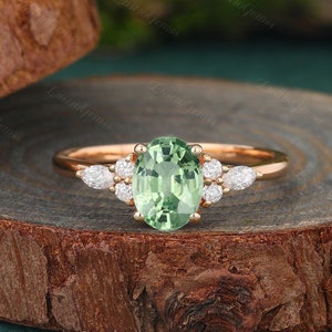 天然素材をイメージしたオーバルオパールの婚約指輪、中空ツイスト