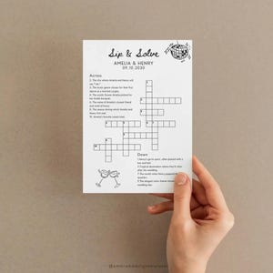 Pode incluir: Um crucigrama imprimível com o título "Sip & Solve" e os nomes Amelia & Henry. O crucigrama tem um gráfico de bola de discoteca e a data 09.10.2030.