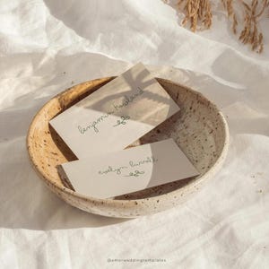 Tarjetas de lugar escritas a mano, plantilla verde, tarjetas de nombre para recepción, tarjetas de lugar para mesa de comida de boda, tarjetas de lugar para asientos de cena, tarjetas de lugar con arreglos florales de boda