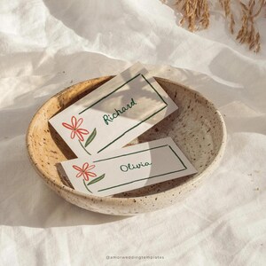 Sjabloon bloemen plaatskaarten, kleurrijke plaatsnamen bruiloft, handgetekende naamkaartjes, bewerkbare plaatskaart Menu bruiloft, dinertafel setting