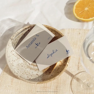 Modèle de marque-places de mariage fantaisiste Marque-places géniaux Noms de lieu de mariage imprimables Dîner coloré Cartes de marque pliées pour mariage