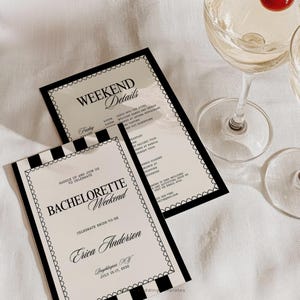 Op de afbeelding: Een zwart-wit gestreepte kaart met een zwarte rand en witte tekst die "Saddle up and join us to celebrate Bachelorette Weekend" luidt. De kaart bevat ook de naam van de bruid, "Erica Anderson", en de datum van het evenement, "July 15-17, 2030".