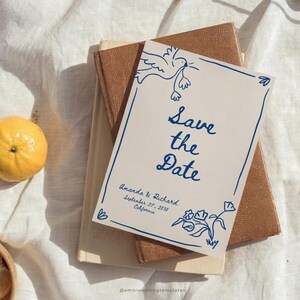 Handgezeichnete Save the Date Kartenvorlage Illustrierte Vogel & Blumen Design Bearbeitbare Hochzeitsansage im Canva Minimalist Rustikal Style