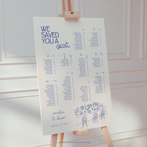 Plantilla de letrero de plano de asientos para boda, diseño alfabético, dibujado a mano en azul, con disposición de asientos escrita a mano para la recepción de la boda.
