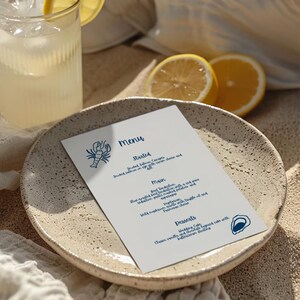 Cartes de menu de mariage Modèle de plage Menu de dîner de fête Menu dessiné à la main pour mariage Carte de menu de table manuscrite Menu d'été bleu marine modifiable