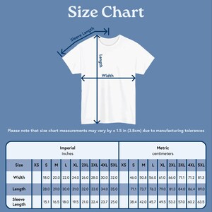 Puede incluir: Una camiseta blanca con una tabla de tallas superpuesta. La tabla incluye medidas de ancho, largo y largo de manga en pulgadas y cent&iacute;metros, con tallas de la XS a la 5XL. El texto "Size Chart" est&aacute; en la parte superior.