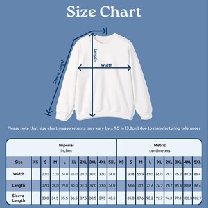 Peut inclure: Un sweat-shirt blanc avec un tableau des tailles. Le tableau indique les mesures en pouces et en centim&egrave;tres pour la largeur, la longueur et la longueur des manches, de XS &agrave; 5XL. Le texte "Size Chart" est en haut.