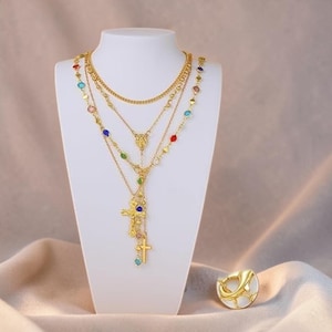 Puede incluir: Una taza de cerámica blanca con un asa negra y el texto "But First, Coffee" en negrita negra. La taza se encuentra sobre un fondo neutro, resaltando su diseño simple.