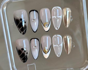 Uñas almendradas: Uñas con puntas francesas pintadas a mano