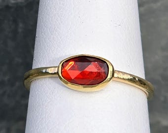 Zircone di giacinto con castone in oro massiccio 18k e gambo in oro massiccio 14k