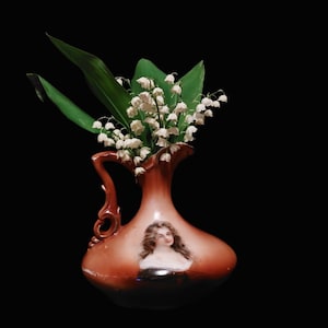 Antike österreichische Porzellan-Vase mit einer eleganten handbemalten Dame und goldenen Details