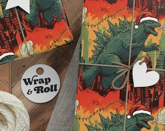 Puede incluir: Papel de regalo con un Godzilla verde con un gorro de Papá Noel, sobre un fondo de paisaje urbano y naranja intenso. Los regalos envueltos están atados con hilo y adornados con etiquetas en forma de estrella y corazón. También hay un carrete de hilo, tijeras y etiquetas.