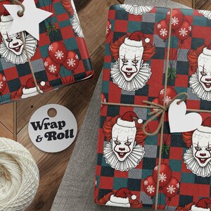 Puede incluir: Regalos envueltos con un patrón a cuadros rojo y verde azulado con una cara de payaso, globos y copos de nieve. Los regalos están atados con hilo y adornados con etiquetas en forma de estrella y corazón. También hay un carrete de hilo, tijeras y etiquetas.