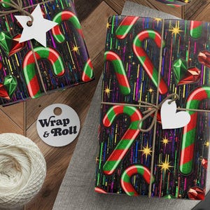Puede incluir: Regalos envueltos con papel estampado de bastones de caramelo y gemas, atados con hilo y adornados con etiquetas en forma de estrella y corazón. También hay un carrete de hilo, tijeras y etiquetas. El texto "Wrap & Roll" está en una etiqueta.
