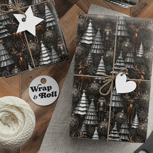 Puede incluir: Regalos envueltos con papel de regalo festivo con árboles de Navidad, ciervos y adornos. Los regalos están atados con hilo y adornados con etiquetas en forma de estrella y corazón. También hay un carrete de hilo, tijeras y etiquetas.