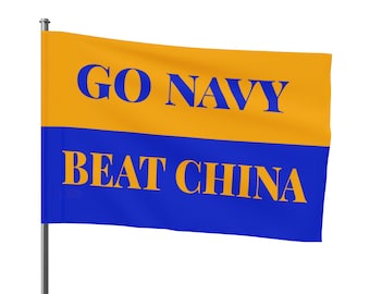 Può includere: Una bandiera gialla e blu con il testo "GO NAVY BEAT CHINA" stampato in blu.