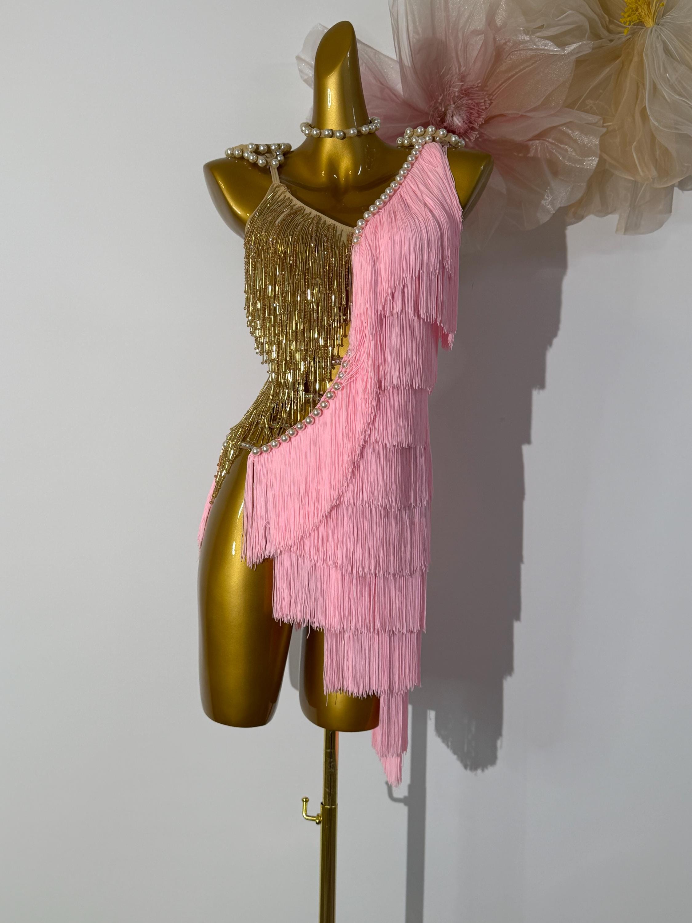 megan draper gold dress 31/03/25
