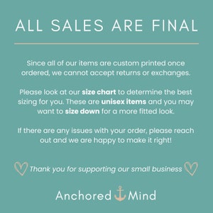 Op de afbeelding: Turquoise achtergrond met witte tekst die "ALL SALES ARE FINAL" luidt. De tekst gaat verder met informatie over op maat bedrukte artikelen, maattabellen en unisex artikelen. De tekst eindigt met "Bedankt voor het steunen van ons kleine bedrijf" en de naam "Anchored Mind" met een ankersymbool.