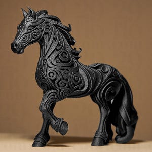 Puede incluir: Figura de caballo negro con intrincados patrones arremolinados tallados en su superficie. El caballo est&aacute; representado en una postura de caminar, con una melena, cola y patas detalladas. Art&iacute;culo decorativo.