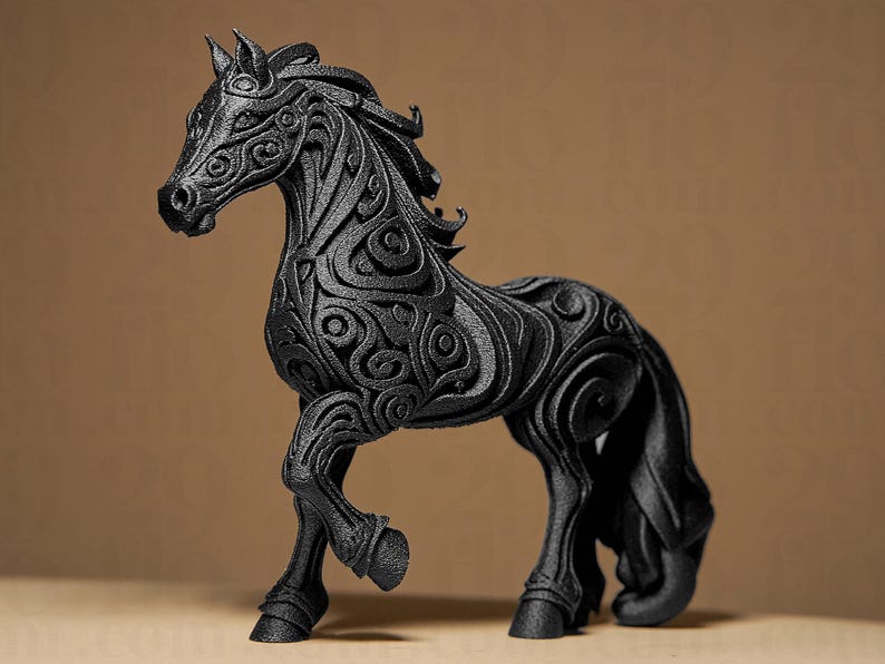 Puede incluir: Figura de caballo negro con intrincados patrones arremolinados tallados en su superficie. El caballo est&aacute; representado en una postura de caminar, con una melena, cola y patas detalladas. Art&iacute;culo decorativo.