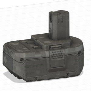 Puede incluir: Una batería rectangular de color gris oscuro para herramientas eléctricas, con una torre cilíndrica vertical en la parte superior, carcasa de plástico texturizado, cabezas de tornillos visibles y un pestillo de liberación en el frente.