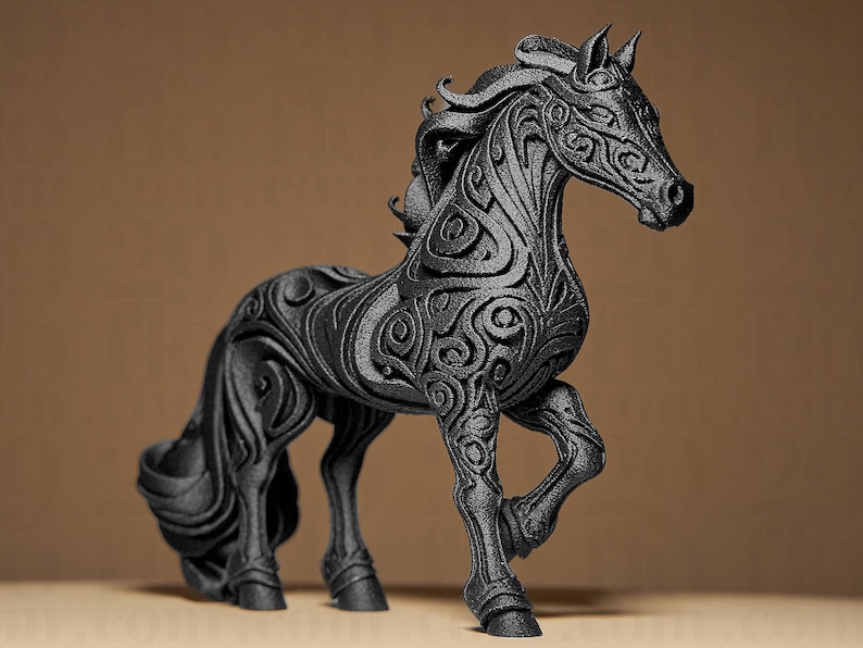 Puede incluir: Figura de caballo negro con intrincados patrones arremolinados tallados en su superficie. El caballo se representa en una pose din&aacute;mica, con una pata levantada, sugiriendo movimiento. Esta escultura decorativa es una llamativa obra de arte.