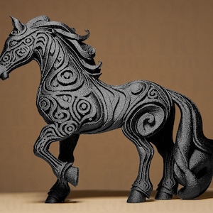 Puede incluir: Escultura de caballo negro con intrincados patrones de remolinos. El caballo est&aacute; de pie con la cabeza levantada y la cola curvada. La escultura es de material s&oacute;lido y tiene un acabado mate.