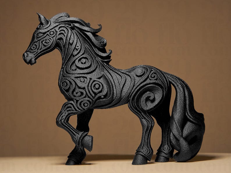 Puede incluir: Escultura de caballo negro con intrincados patrones de remolinos. El caballo est&aacute; de pie con la cabeza levantada y la cola curvada. La escultura es de material s&oacute;lido y tiene un acabado mate.