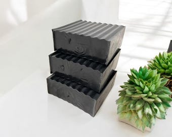 Savon au charbon actif et au miel de manuka