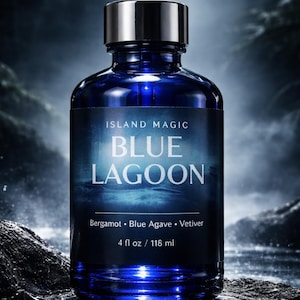 K&ouml;nnte beinhalten: Eine dunkelblaue Glasflasche mit schwarzer Pipette, beschriftet mit "ISLAND MAGIC BLUE LAGOON". Das Etikett listet die Inhaltsstoffe auf: Bergamotte, Blaue Agave und Vetiver. Die Flasche enth&auml;lt 118 ml.