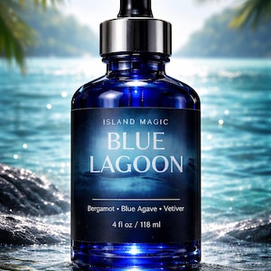 K&ouml;nnte beinhalten: Dunkelblaue Glasflasche mit schwarzer Pipette und silbernem Verschluss. Das Etikett lautet "ISLAND MAGIC BLUE LAGOON" mit den Inhaltsstoffen. Enth&auml;lt 118 ml.