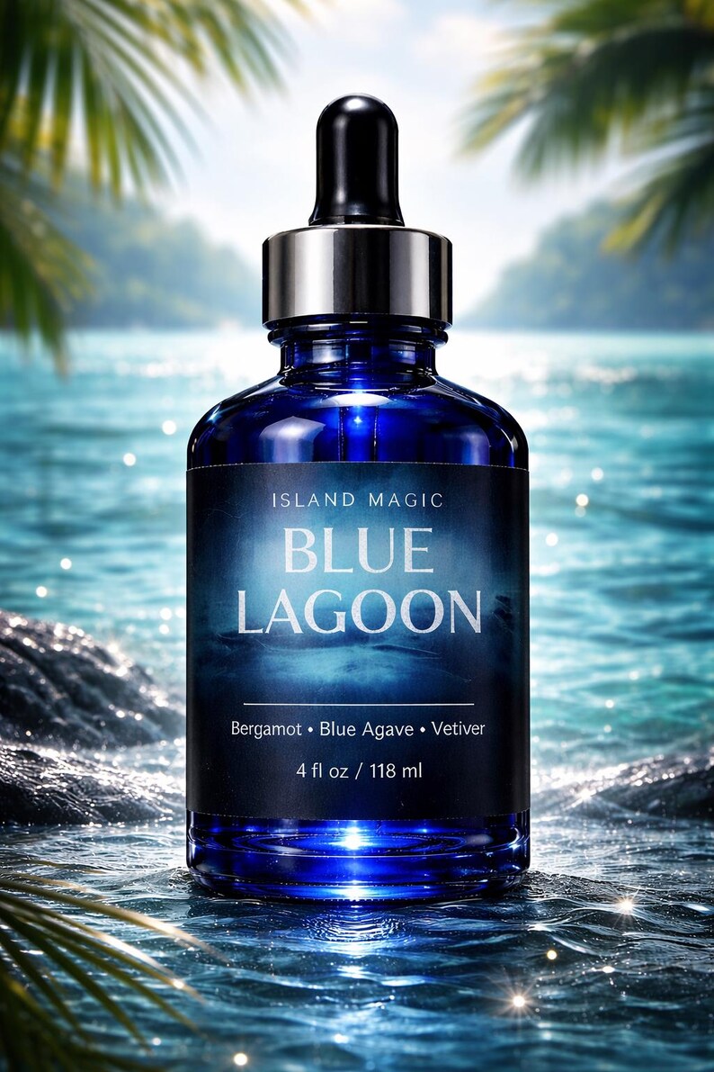 K&ouml;nnte beinhalten: Dunkelblaue Glasflasche mit schwarzer Pipette und silbernem Verschluss. Das Etikett lautet "ISLAND MAGIC BLUE LAGOON" mit den Inhaltsstoffen. Enth&auml;lt 118 ml.