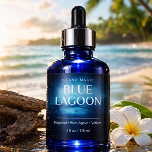 K&ouml;nnte beinhalten: Eine dunkelblaue Glasflasche mit silberner Pipette, beschriftet mit "BLUE LAGOON" mit "Bergamot, Blue Agave, Vetiver" und 118 ml. Die Flasche steht auf nassem Sand, mit Strand und Palmen im Hintergrund.