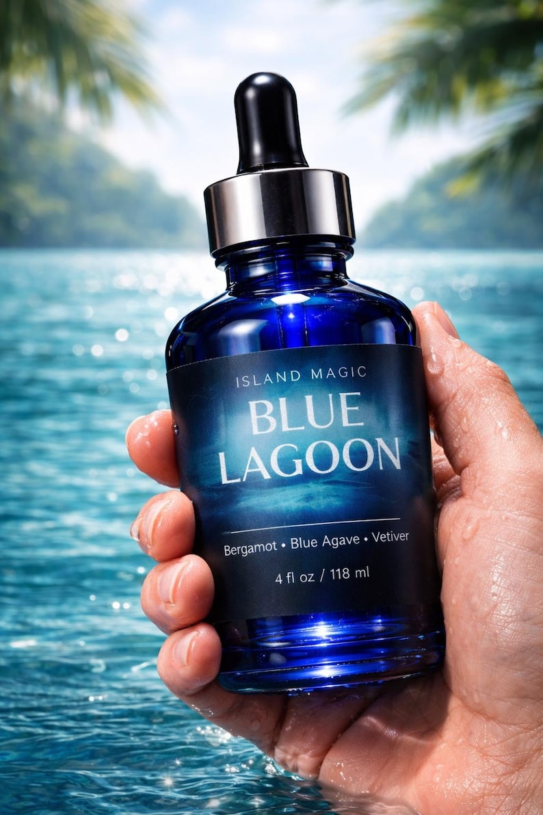 K&ouml;nnte beinhalten: Eine dunkelblaue Glasflasche mit schwarzer Pipette und silbernem Kragen wird vor einem blauen Wasserhintergrund gehalten. Auf dem Etikett steht "ISLAND MAGIC BLUE LAGOON" mit den unten aufgef&uuml;hrten Inhaltsstoffen. Die Flasche enth&auml;lt 118 ml.