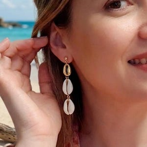 Pendientes colgantes de concha de cauri de latón chapado en oro de 18k: Pendientes náuticos de estilo nupcial playero.